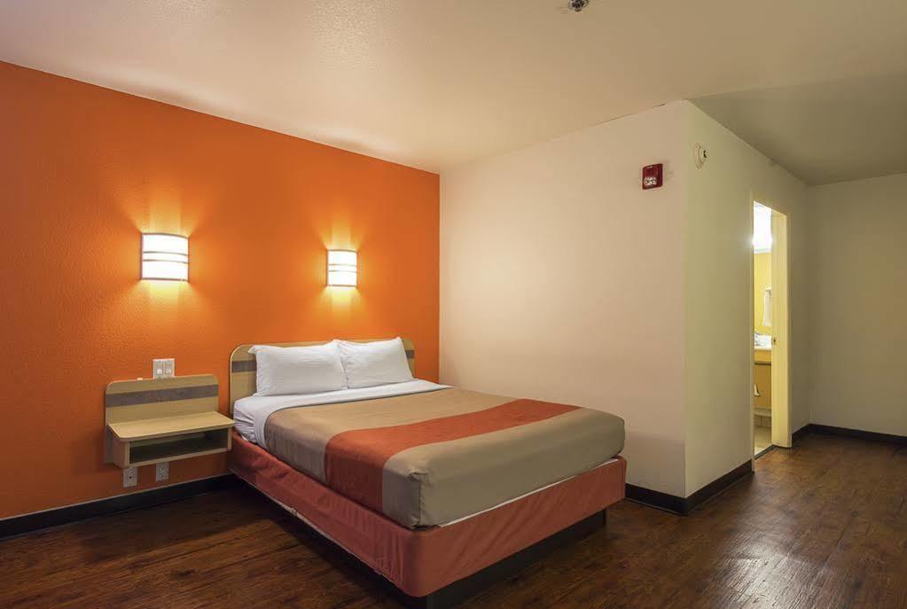 Baymont By Wyndham Athens, Tn Hotel Exterior photo