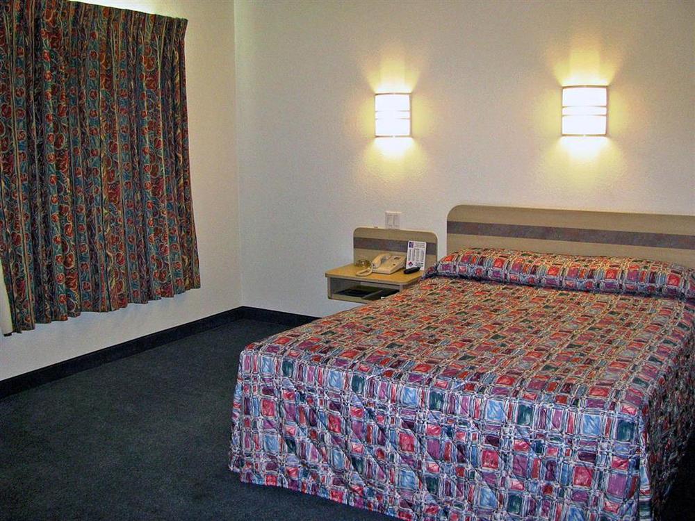 Baymont By Wyndham Athens, Tn Hotel Room photo